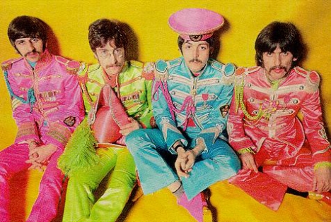 Os beatles em Sgt Peppers. Não, não tenho idéia de porque Paul está com o chapeu do Ringo